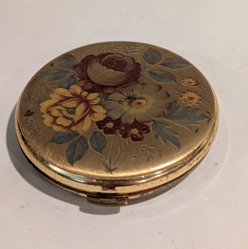 VINTAGE COMPACT GOLD TONE FLOWERS.